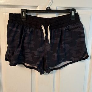 Vuori Dark Camo 2.5” Clementine Shorts